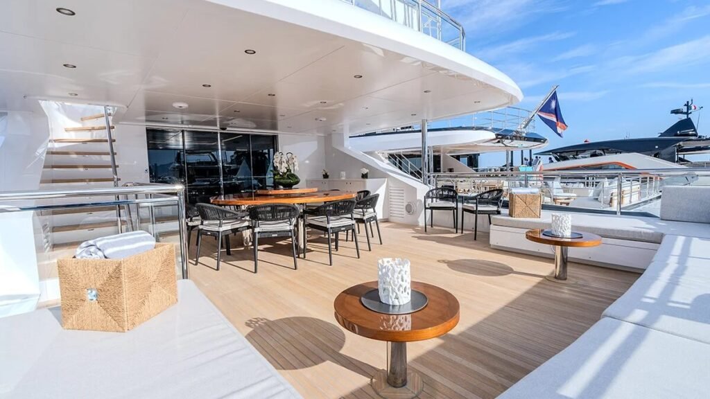 Romeo Foxtrot - Sundeck dining