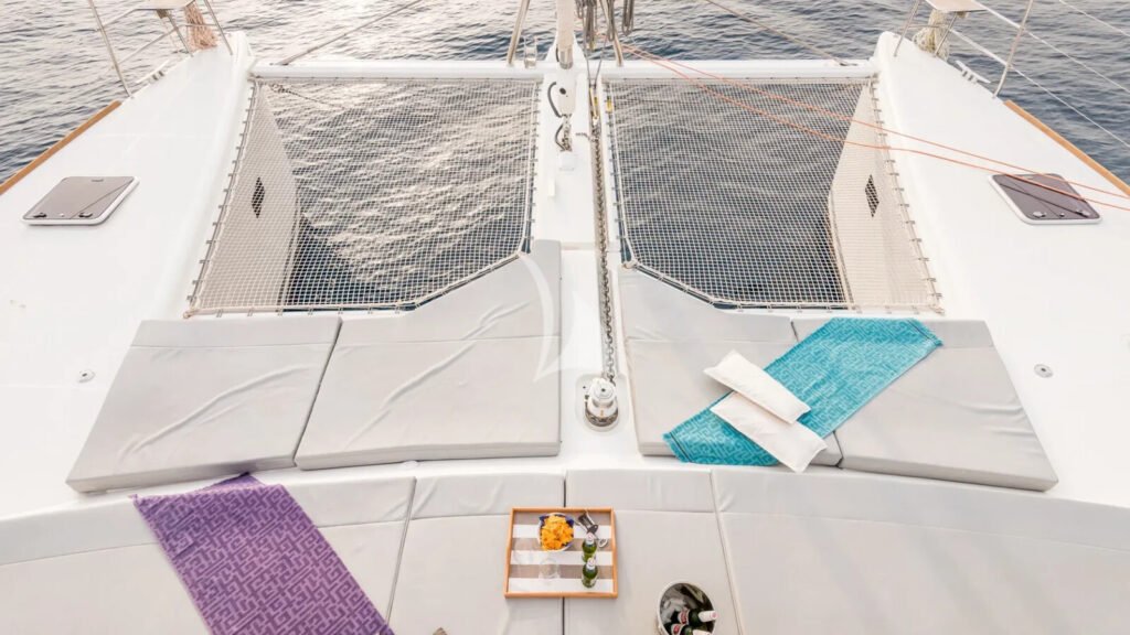Selene - Foredeck sunpads