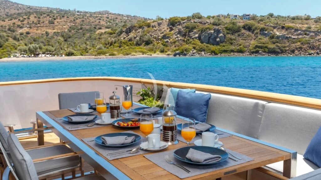 SHOOTING STAR Aft deck dining