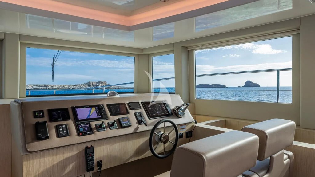 SILENT DREAM - helm and wheelhouse