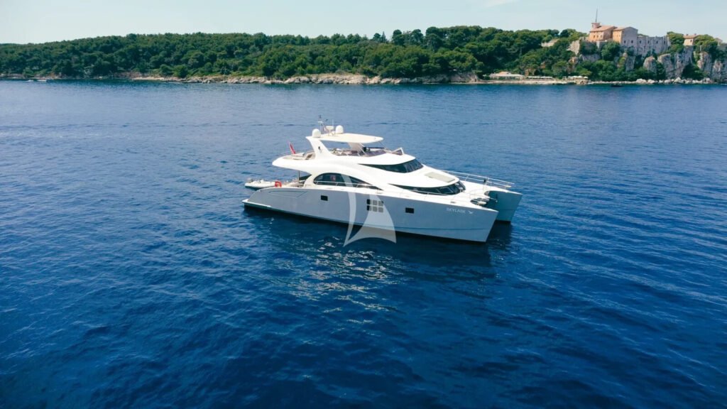 Skylark - Profile at anchor