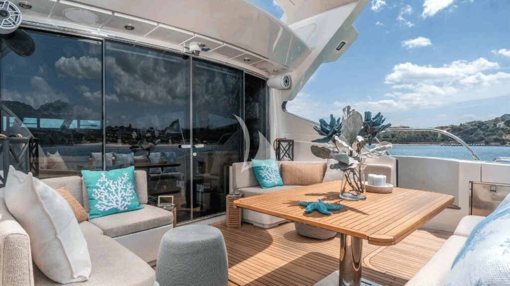 SMILE - sheltered aft-deck lounge