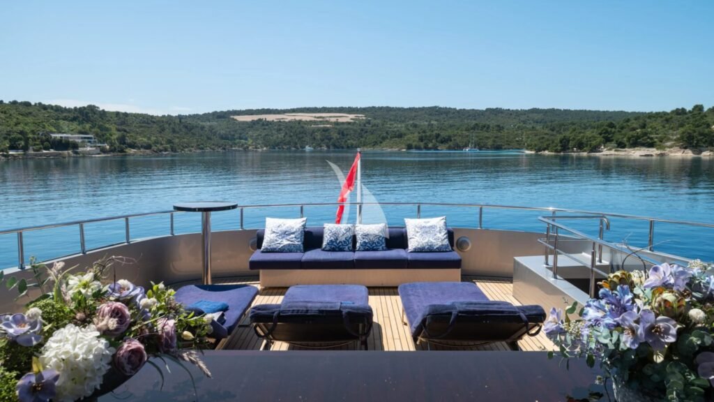 SMOOTH OPERATOR Sun deck