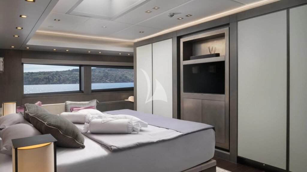 SMOOTH OPERATOR Master stateroom