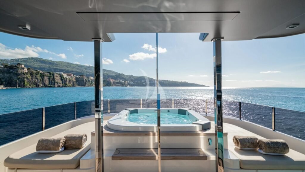 SOUTH Aft deck pool