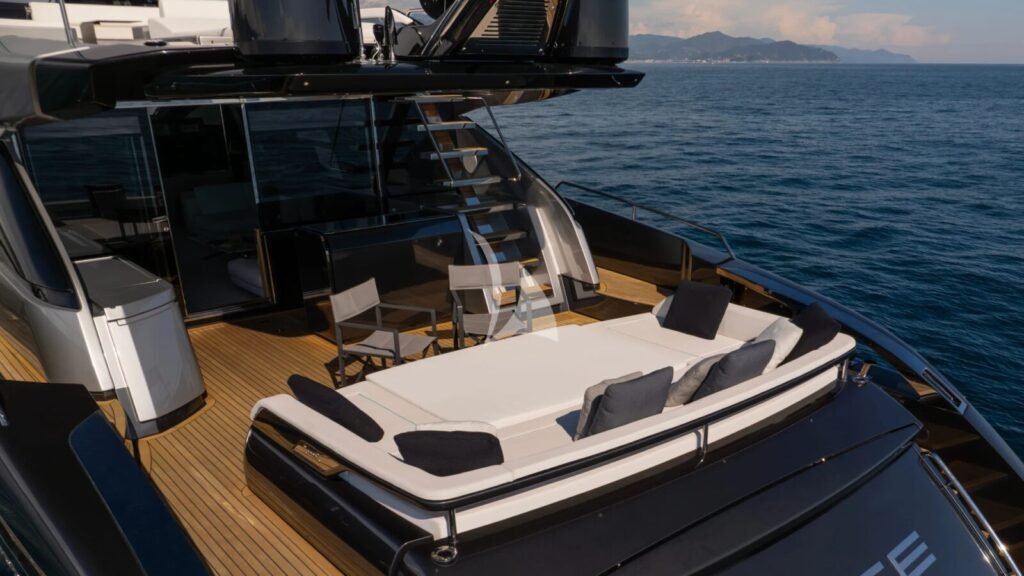 SPACE COWBOY Riva 88 Folgore foredeck sun lounge