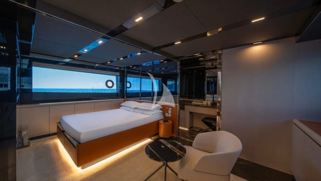 SPACE COWBOY Riva 88 Folgore owner suite