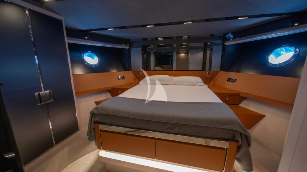 SPACE COWBOY Riva 88 Folgore guest cabin