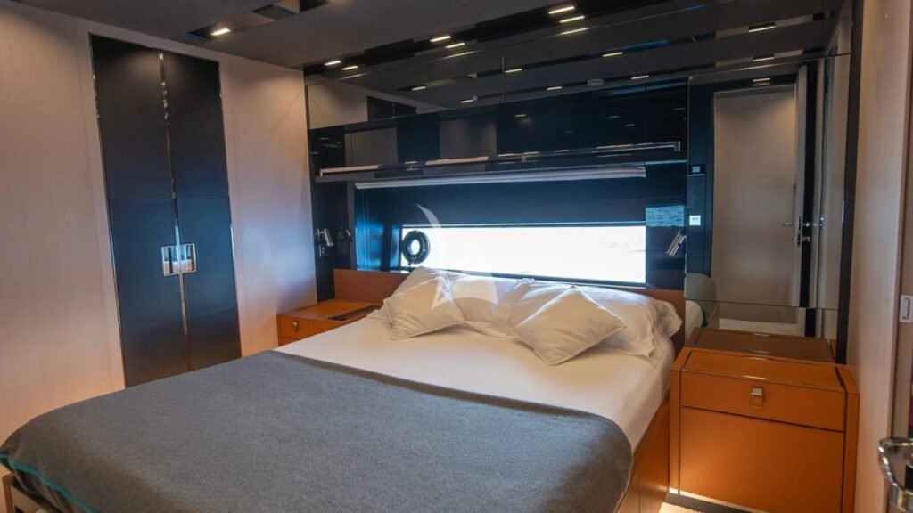 SPACE COWBOY Riva 88 Folgore guest double cabin