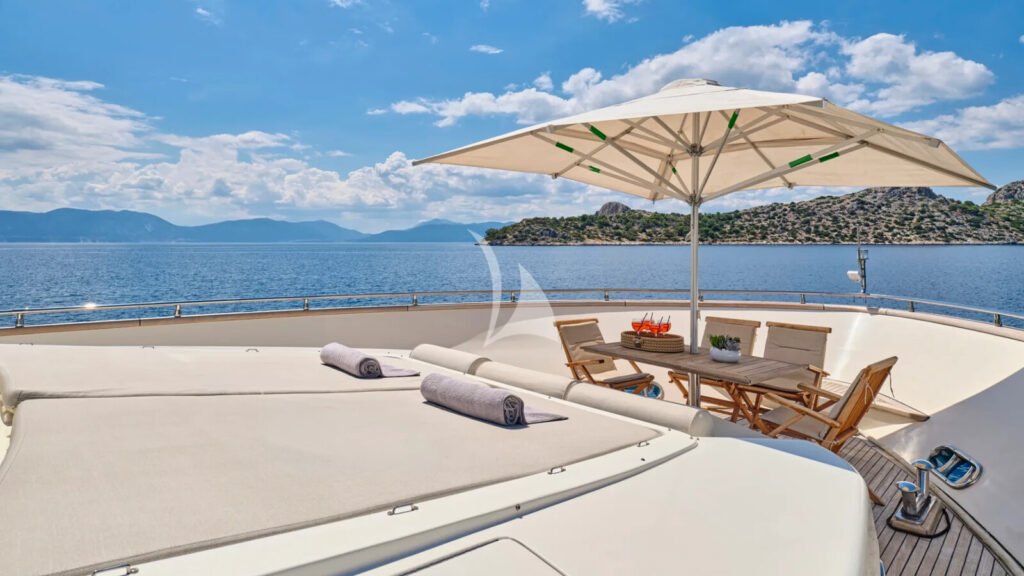 STAR LINK - foredeck sun pads and dining