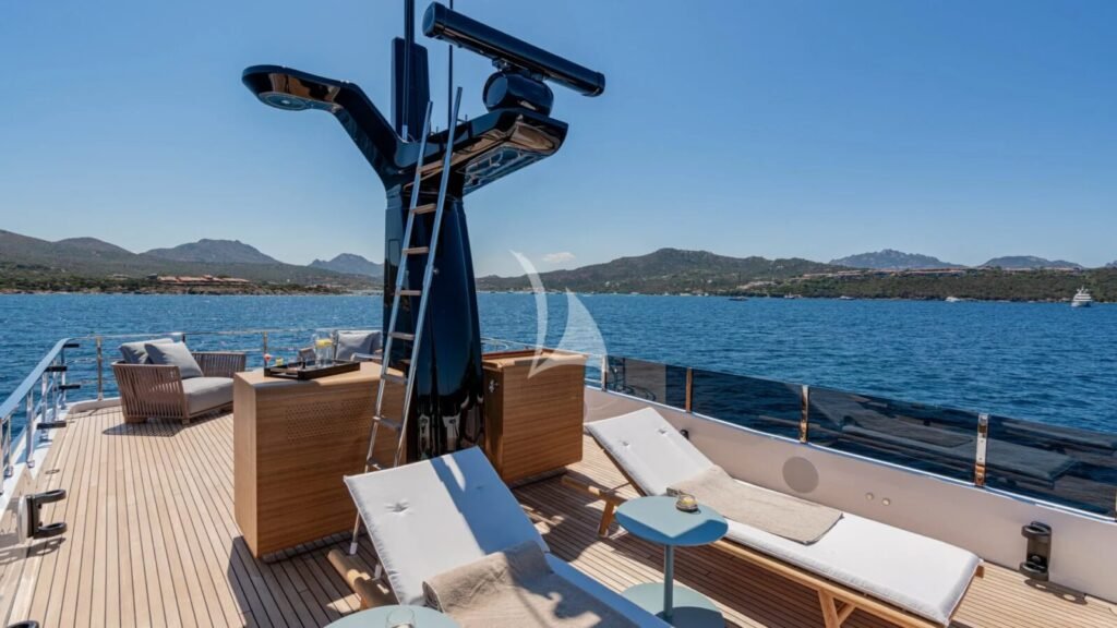 TWINS Foredeck lounging