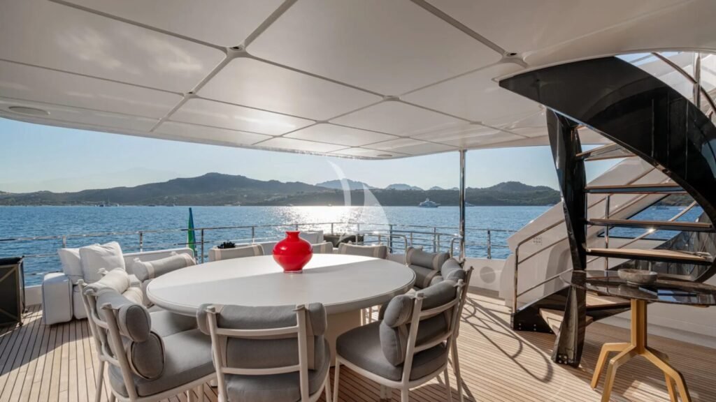 TWINS Shaded deck dining