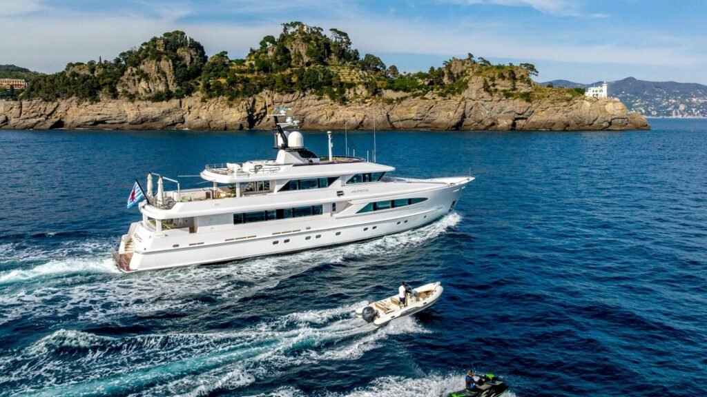 Heesen charter yacht exterior at anchor in Portovenere