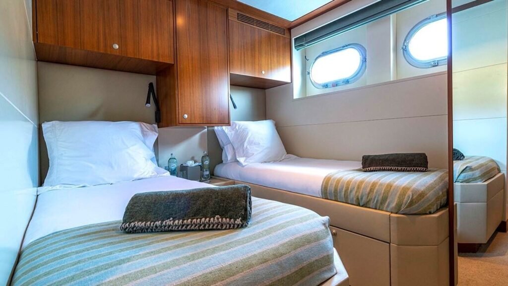 UNEXPECTED Heesen 37m motor yacht - guest cabin