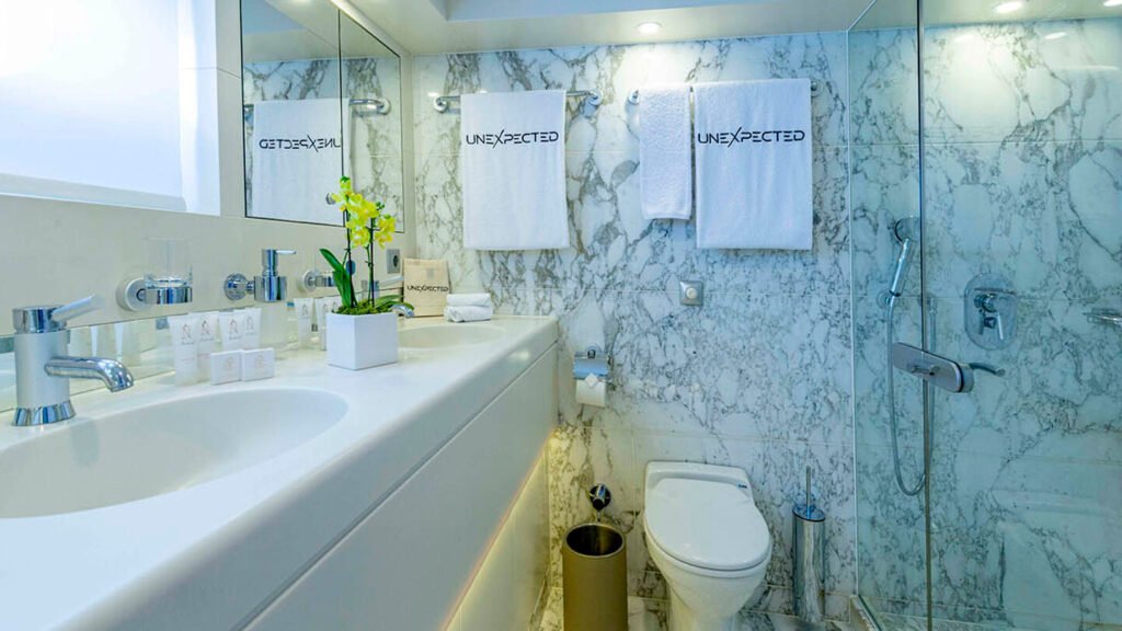 UNEXPECTED Heesen 37m motor yacht - marble bathroom