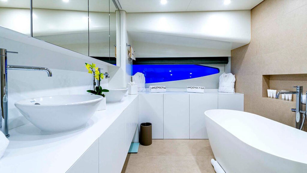 UNEXPECTED Heesen 37m motor yacht - guest bathroom