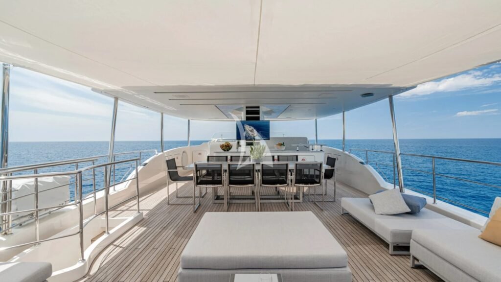 UNICKA Aft deck dining