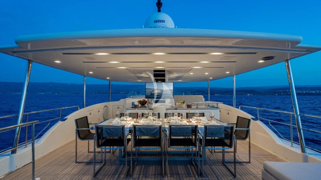 UNICKA Flybridge dining