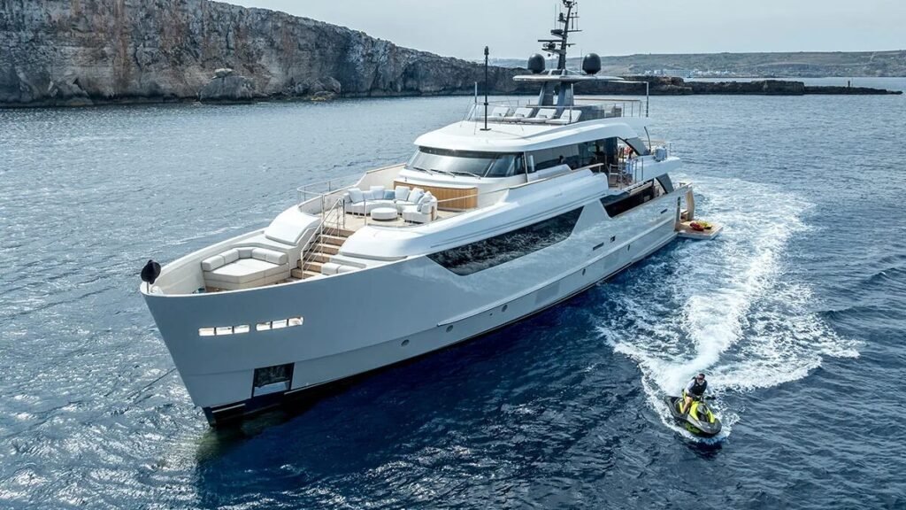 Unique S motor yacht image 2