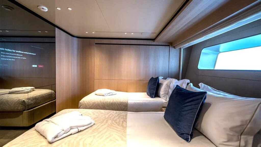 Unique S motor yacht image 14