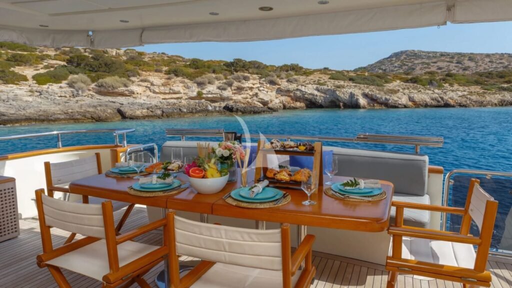 VYNO Canados 90 aft deck dining