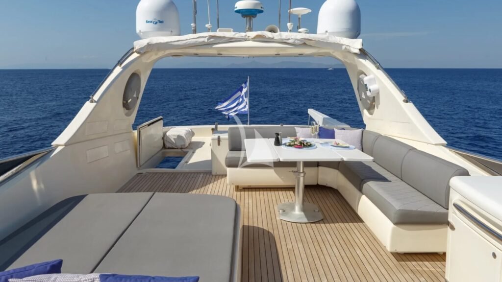 VYNO Canados 90 flybridge sunpad and bar
