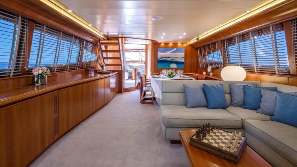 VYNO Canados 90 main saloon