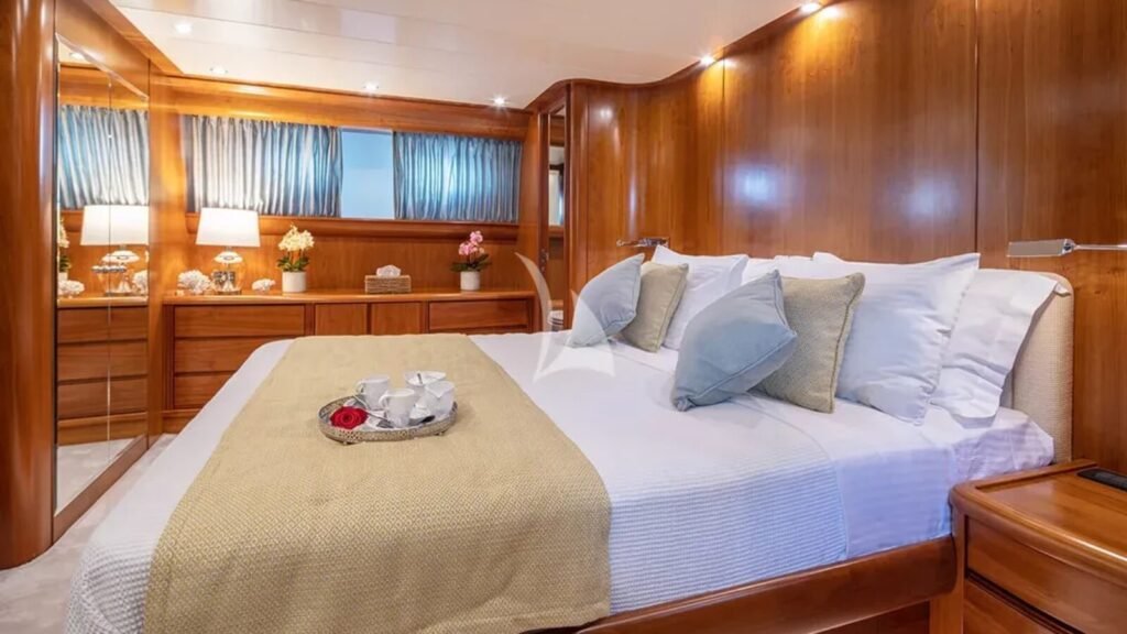 VYNO Canados 90 owner cabin