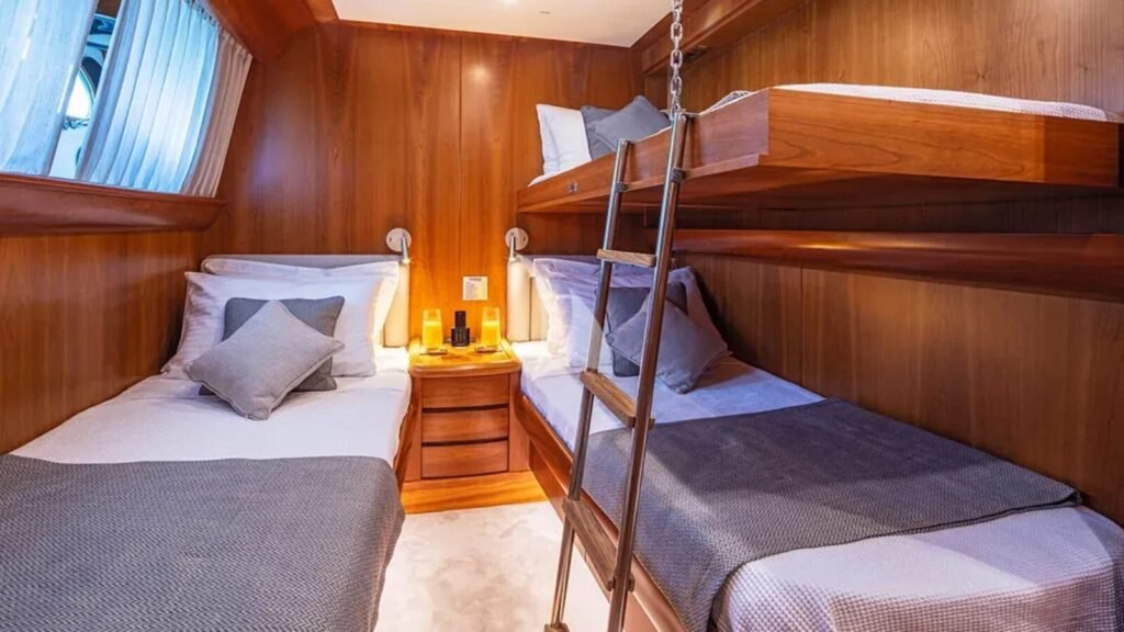 VYNO Canados 90 twin cabin