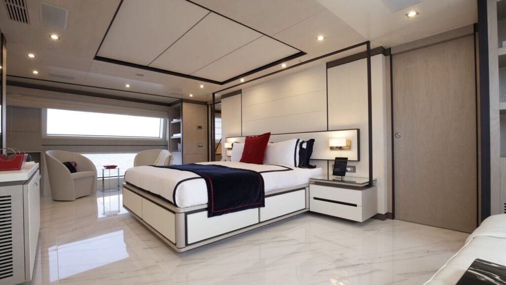 WILLOW Main deck master cabin