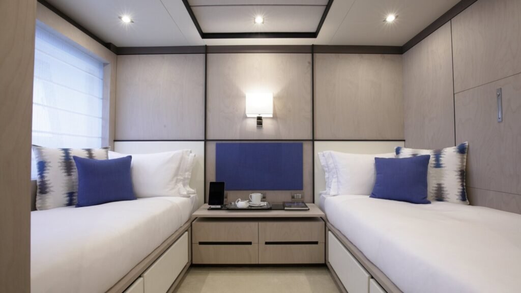 WILLOW Lower deck twin cabin