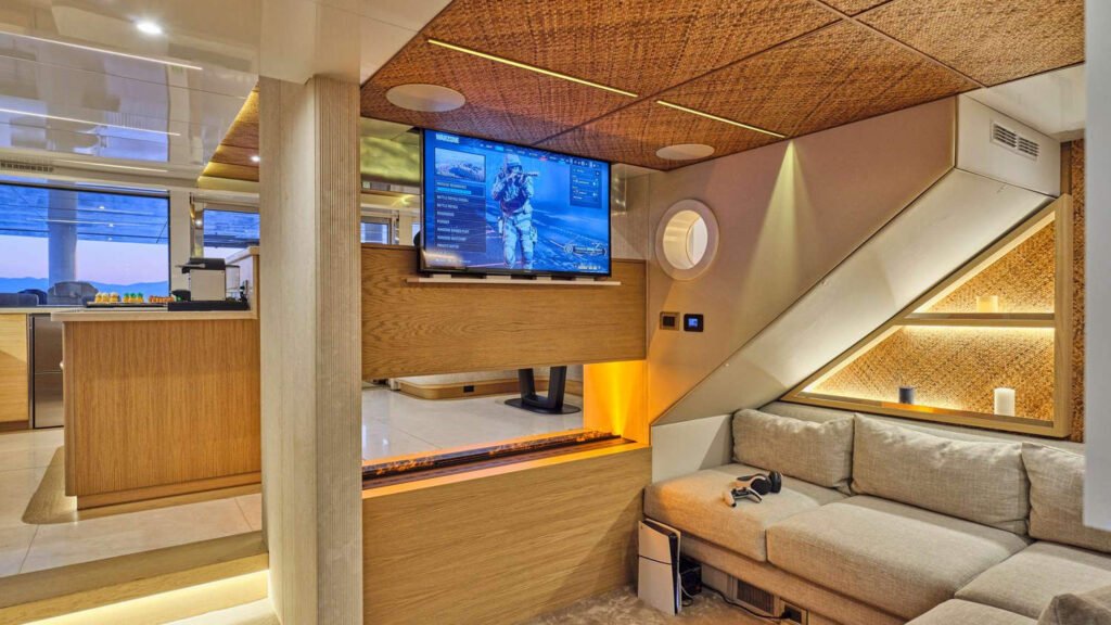 Salon lounge on board SAMARA