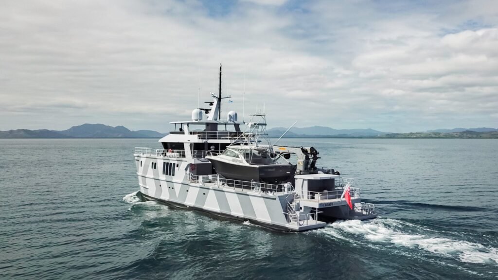 2B expedition catamaran exterior profile
