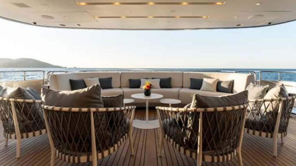 4A aft deck dining