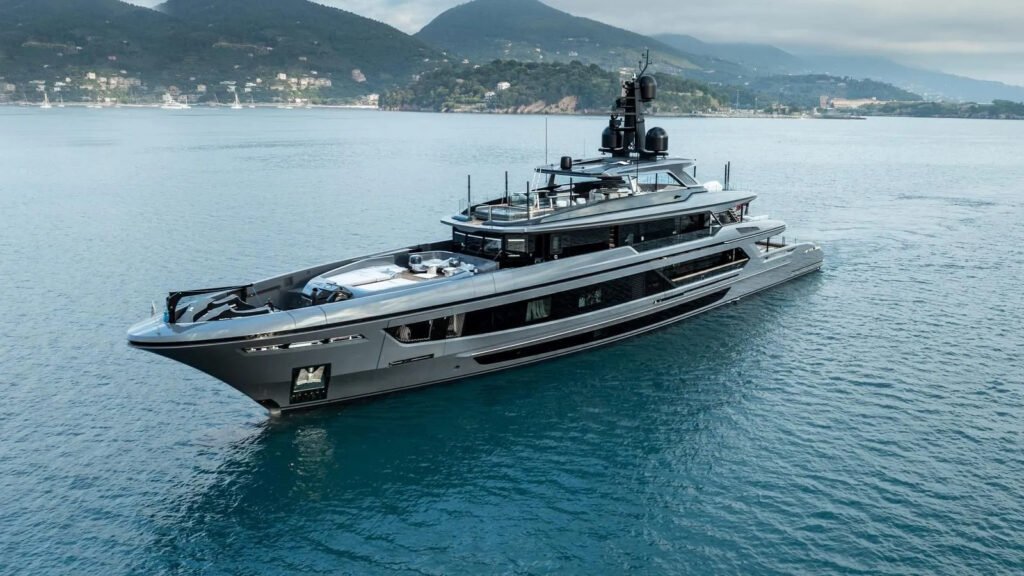 AKULA Baglietto profile under way