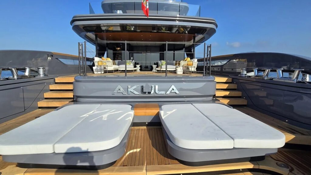 AKULA beach club sun beds