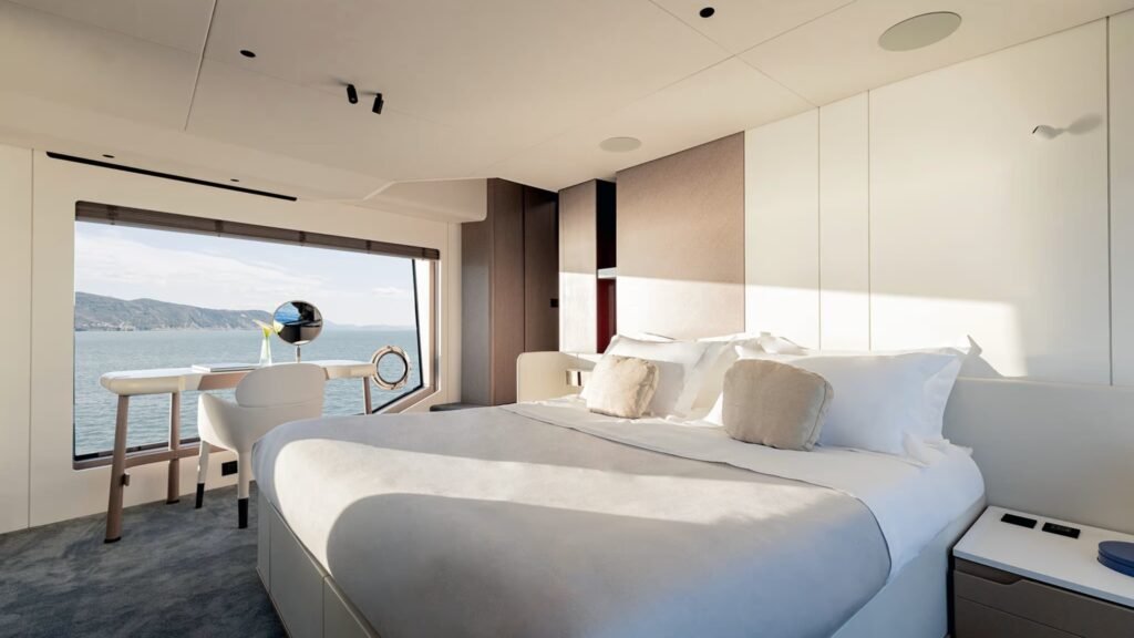 ALADDIN SANE Azimut yacht charter - Main Deck Master Suite