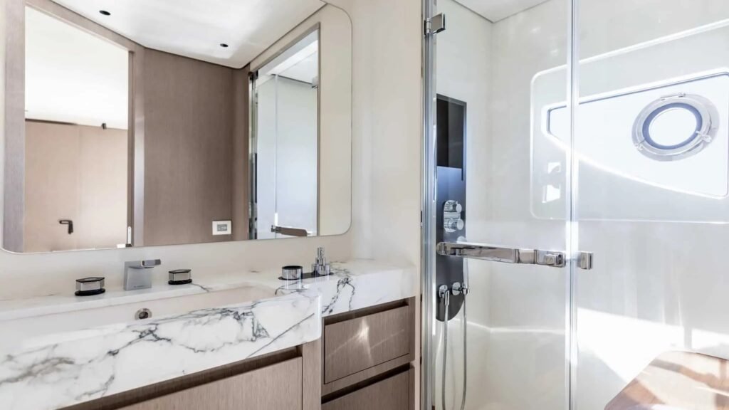 ALADDIN SANE Azimut yacht charter - Master Ensuite
