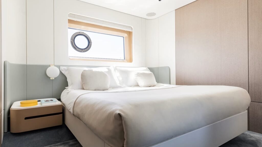 ALADDIN SANE Azimut yacht charter - Guest Suite