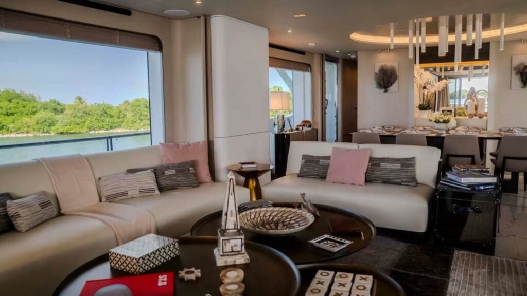 ALEGRIA main salon