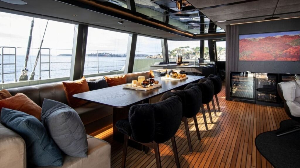 A-PLAN - Main Salon With Dining