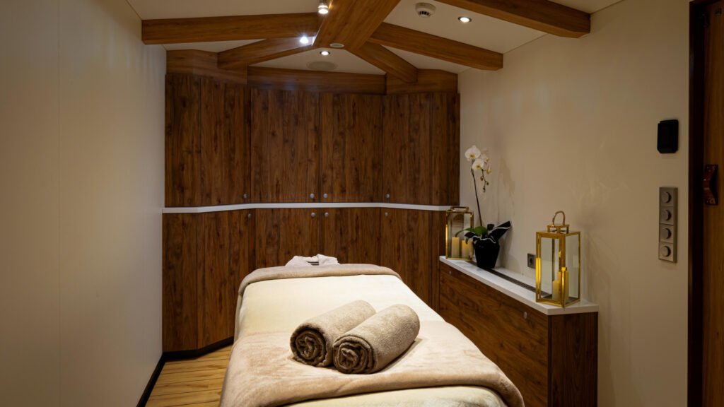 Aqua Lares yacht for charter
