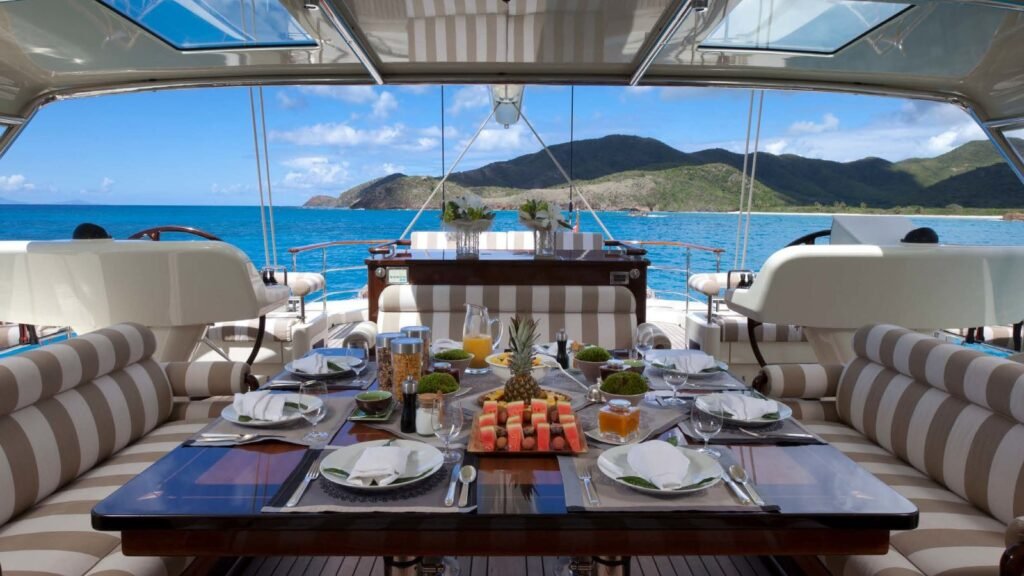 Aquilone deck dining