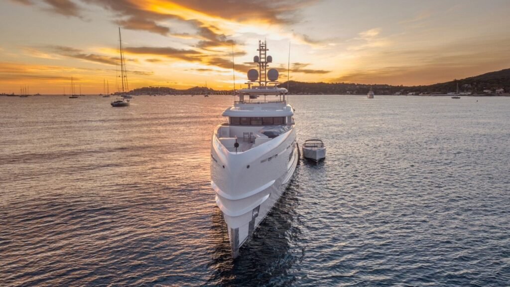 BIJIN Heesen yacht charter - Luxury Yacht From HEESEN