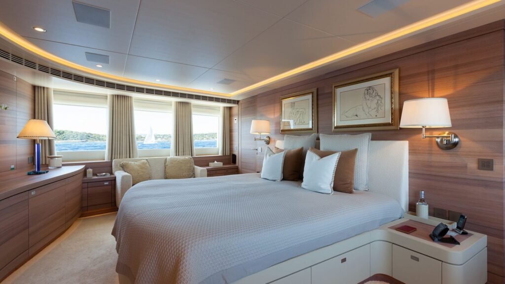 BIJIN Heesen yacht charter - Master Suite