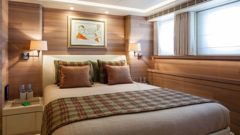 BIJIN Heesen yacht charter - Guest Suite