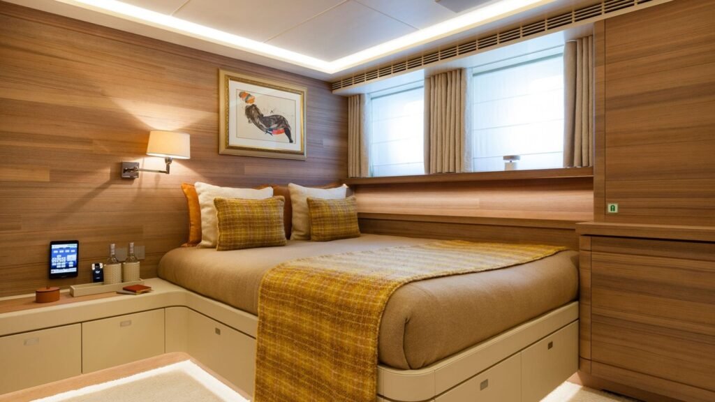 BIJIN Heesen yacht charter - Guest Suite