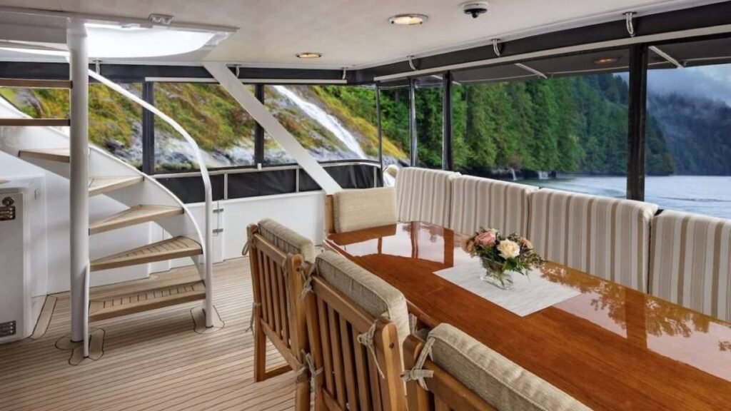 BLACKWOOD Exterior Relaxation Area With Dining