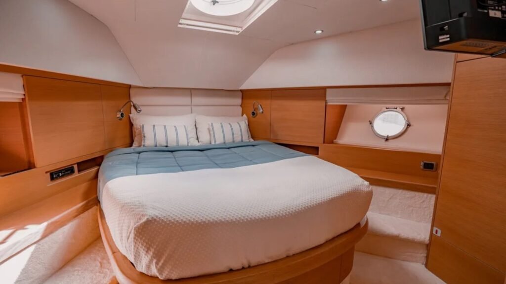 BLUEWAVE guest double cabin