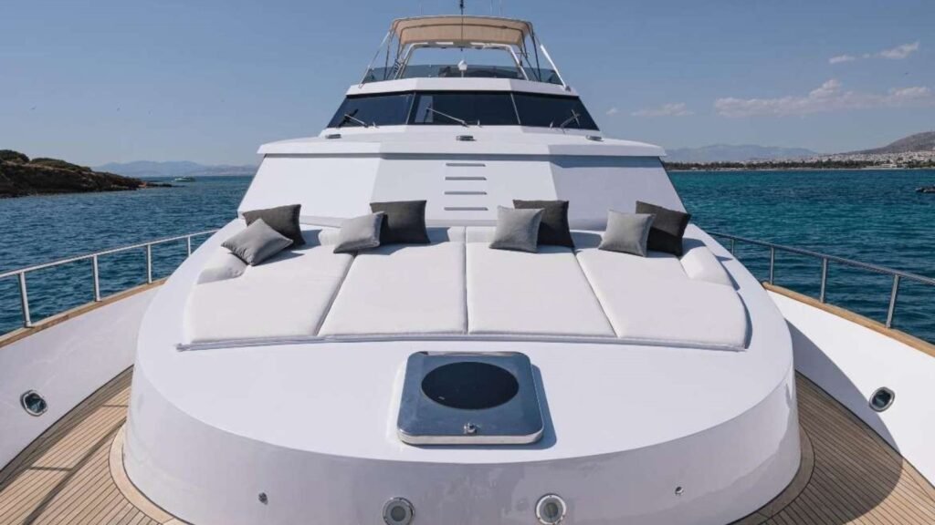 CARINO foredeck